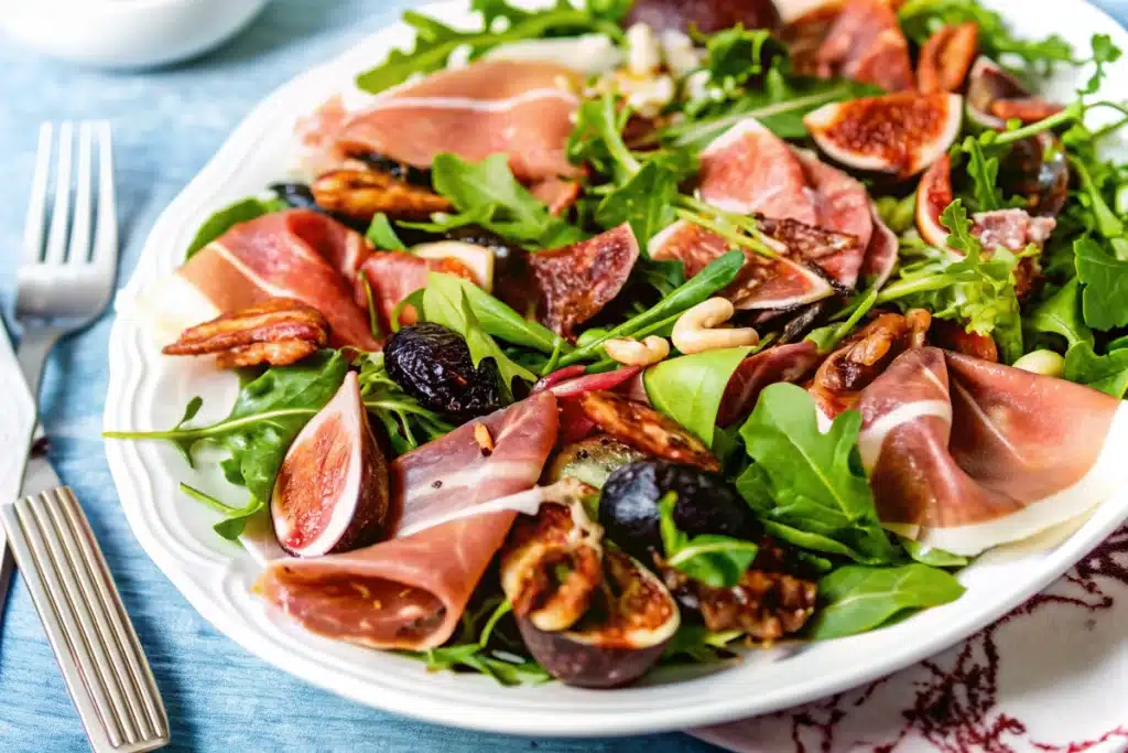 Salade de jambon cru aux figues rôties au miel