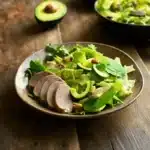 Salade de melon et d'avocat au magret fumé