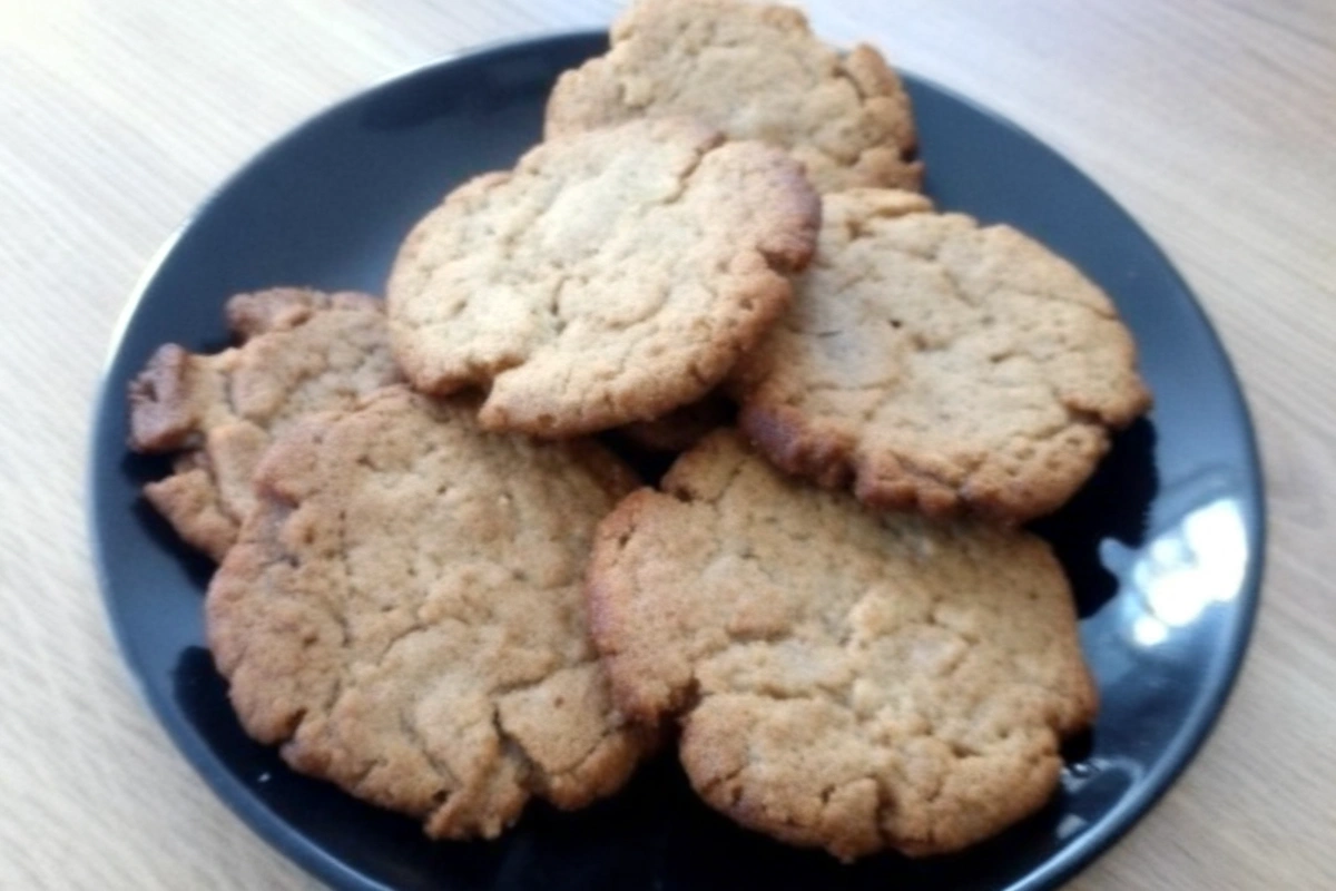 Ingrédients frais pour préparer des biscuits aux marrons maison