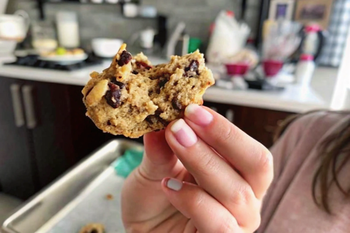 Biscuits au chocolat et aux dattes prêts à déguster