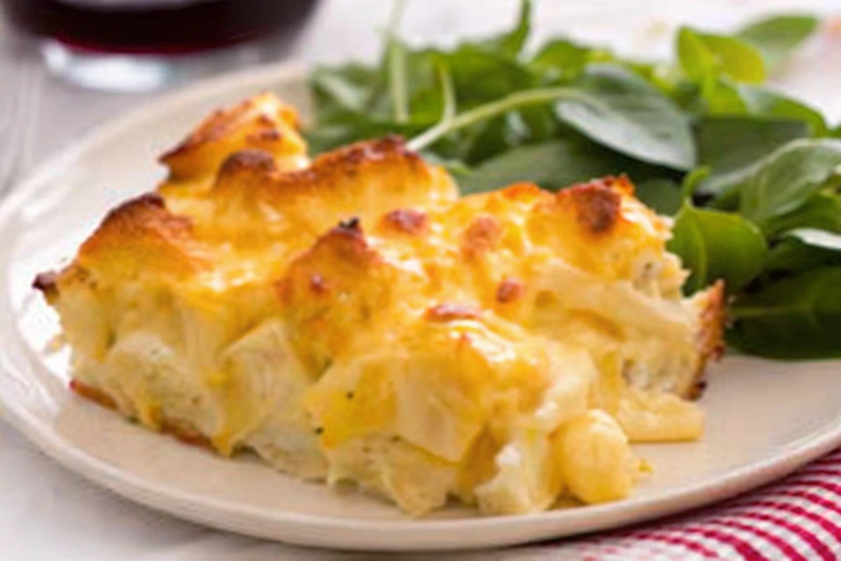 Ingrédients frais pour un Brunch Puff maison : œufs, fromage cheddar, pain, lait évaporé Carnation