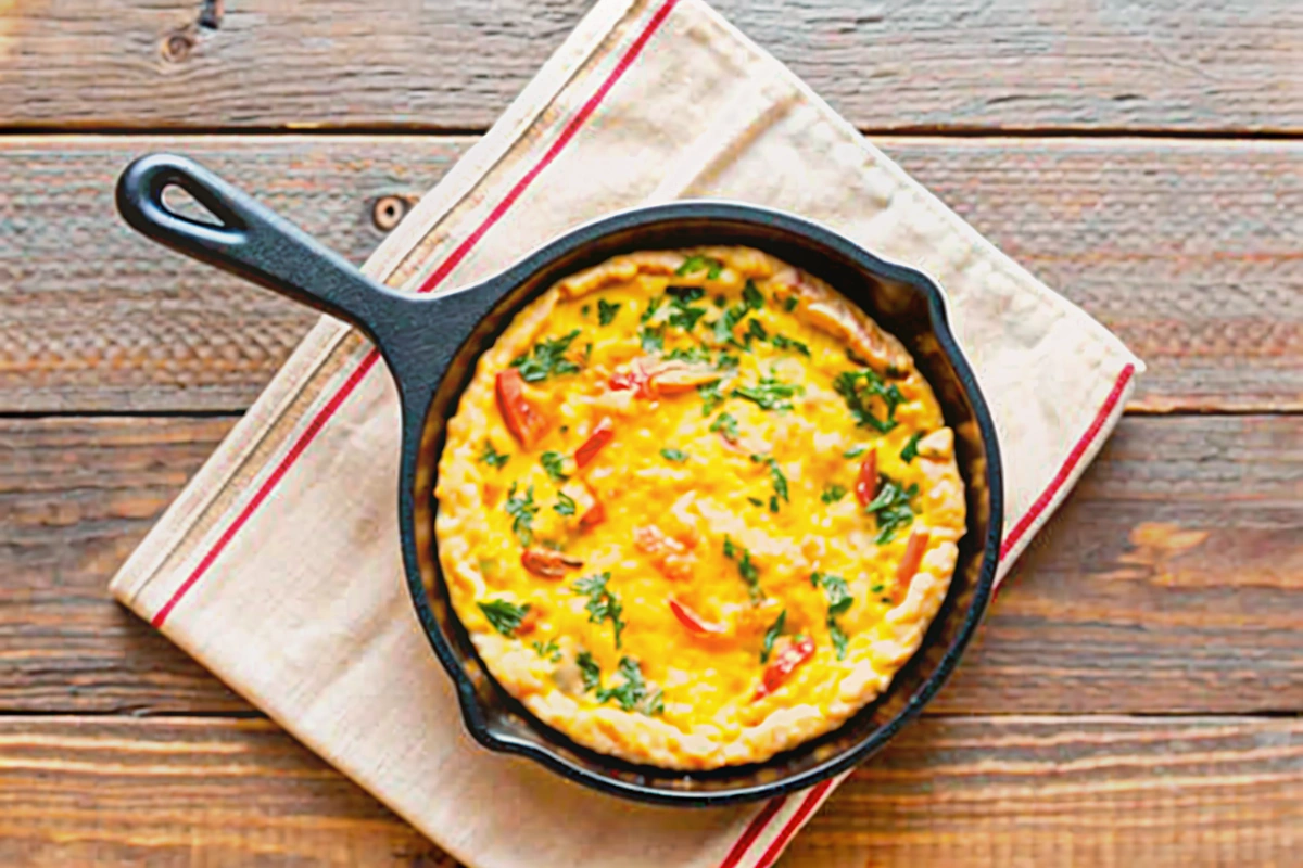 Frittata dorée servie avec une salade fraîche