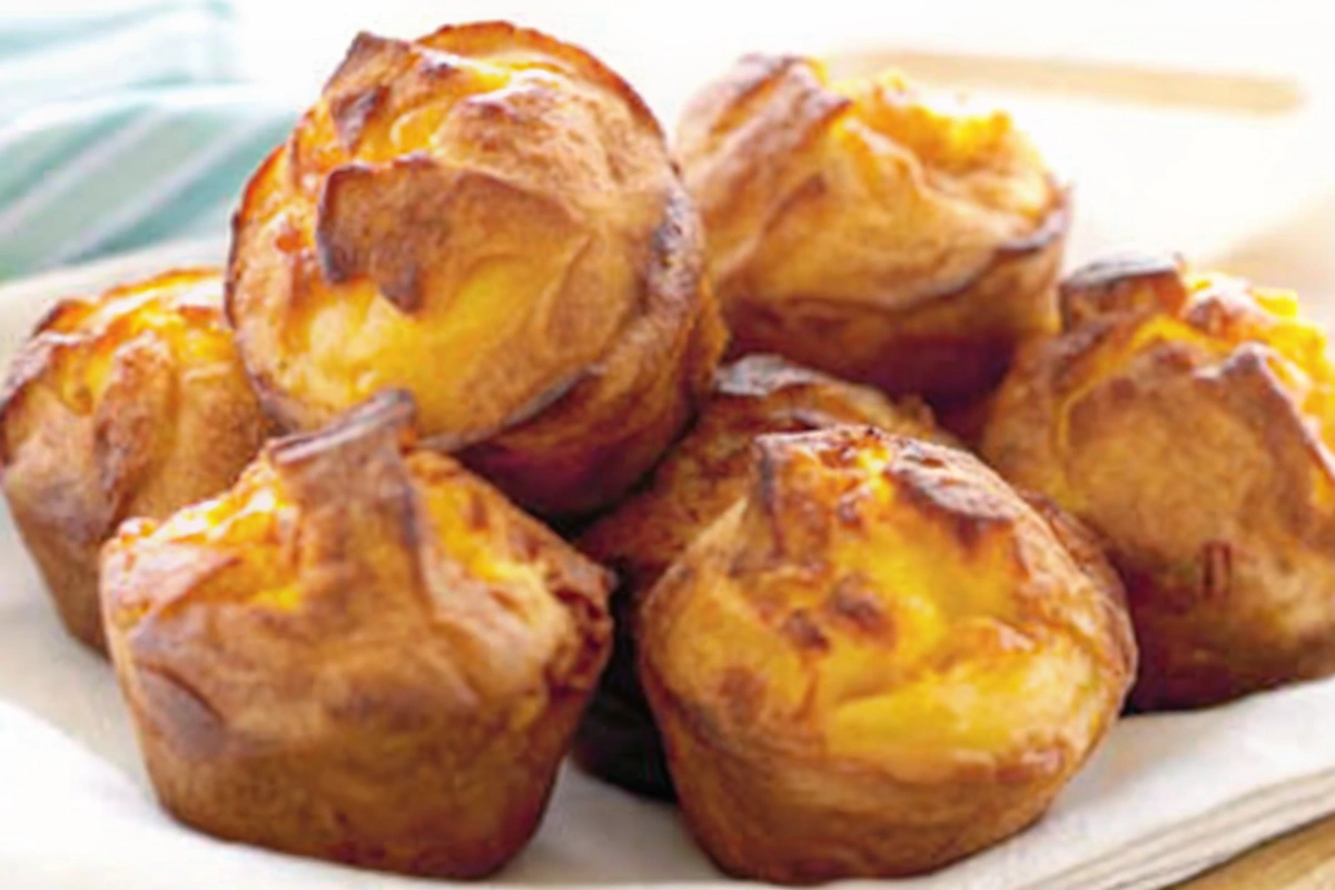 Ingrédients frais pour des popovers au fromage maison
