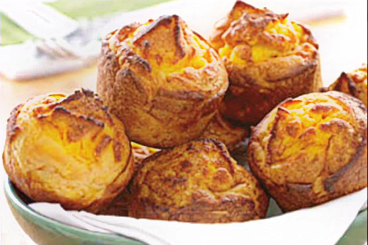 Popovers au fromage dorés et servis chauds
