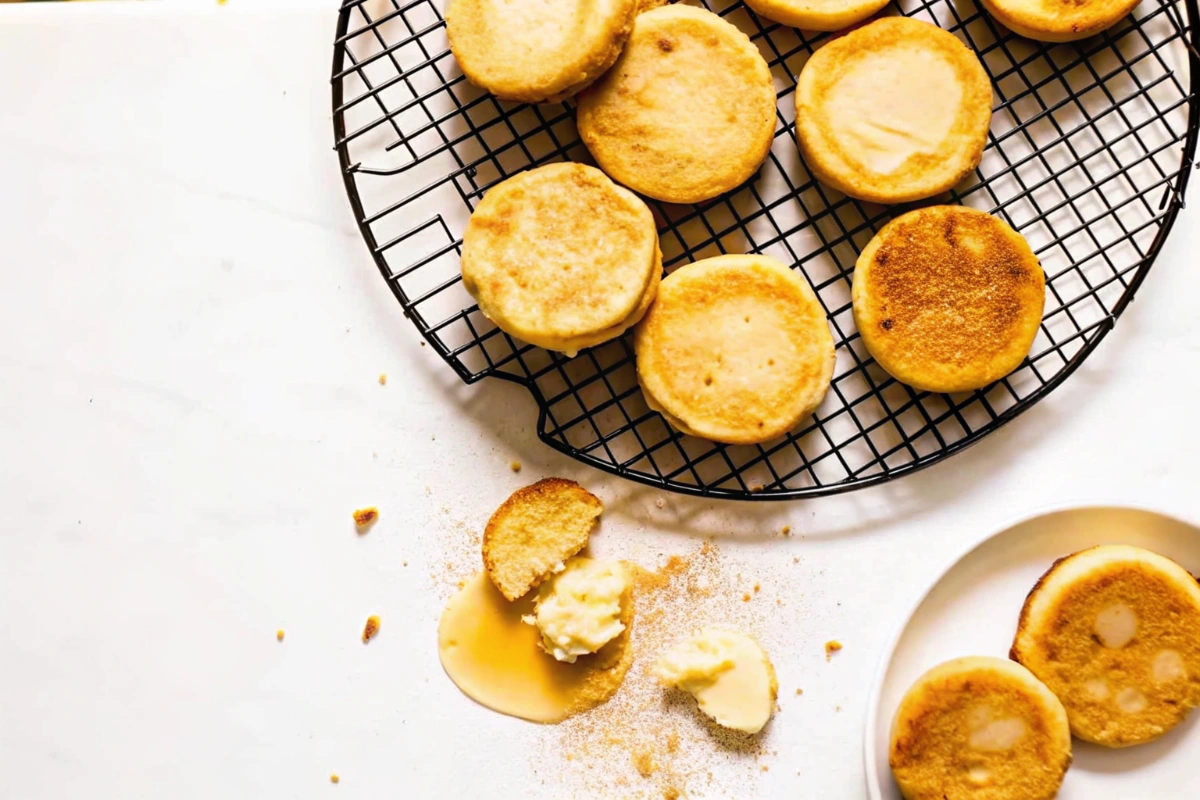 Muffins anglais maison servis chauds avec œuf et bacon