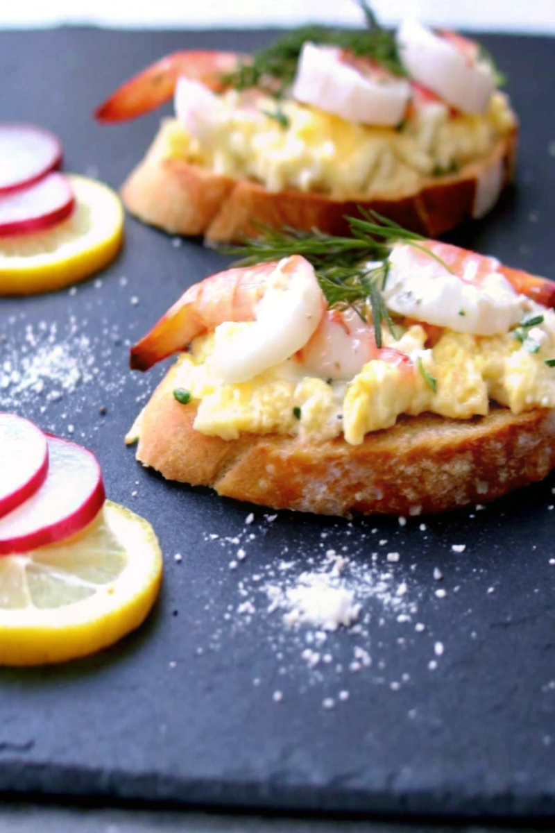 Tartines De Salade Aux Œufs Et Crevettes